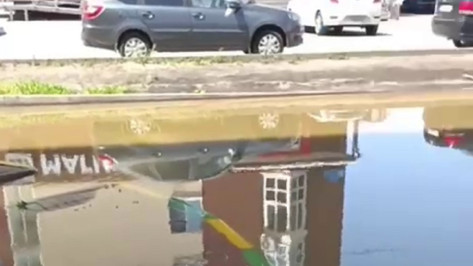 Канализационный потоп во дворе воронежской многоэтажки сняли на видео