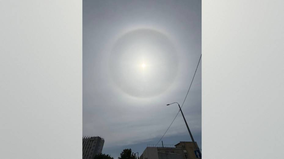 Воронежцы заметили в небе огромное солнечное гало