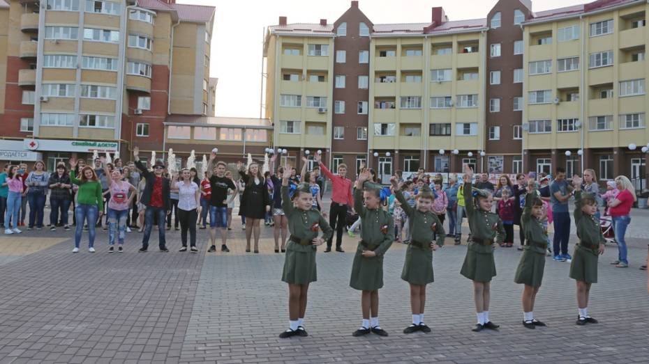 В центре Боброва прошел танцевальный флешмоб