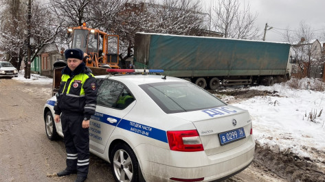 Воронежские полицейские помогли водителю большегруза, который застрял в частном секторе