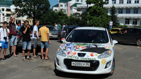 Через Воронеж прошел международный автопробег, участники которого помогают детским домам