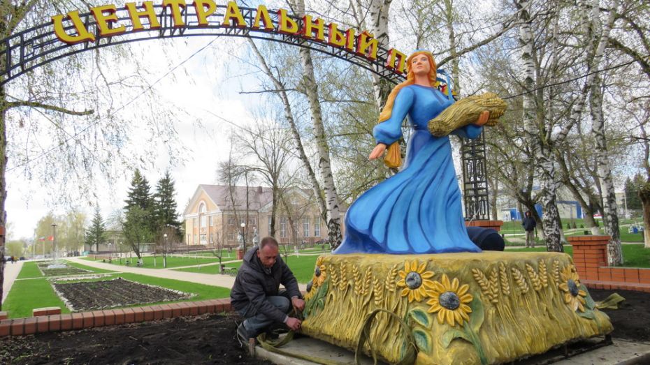 В Нижнедевицке у Центрального парка установили скульптуру девушки с герба района