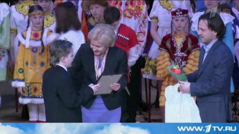 Вице-премьер Ольга Голодец вручила воронежскому школьнику путевку в «Артек»