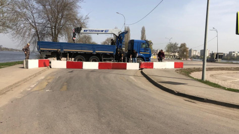 В Воронеже перекрыли часть парковки на дамбе Чернавского моста