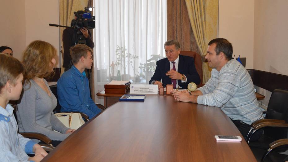 Сенатор от Воронежской области встретился с семьей подростка, спасшего пожилого мужчину