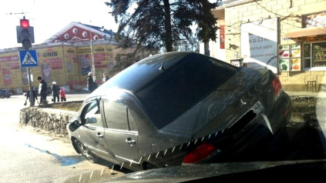 Липецкий Mitsubishi удивил воронежцев мастерством парковки