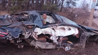 В Воронежской области Hyundai врезался в опору ЛЭП: погиб 17-летний юноша, еще 4 человека пострадали