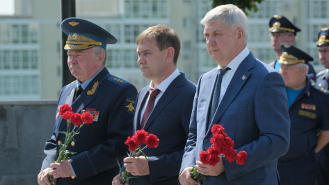 Губернатор Воронежской области почтил память павших в Великой Отечественной войне