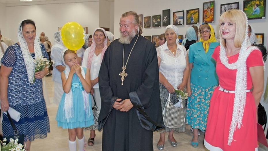В Лискинском соборе Владимирской иконы Божьей матери открылась выставка семейной фотографии