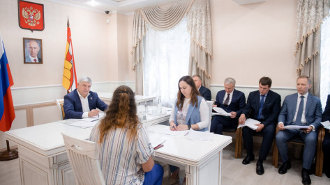 Губернатор Александр Гусев помог жителям Воронежской области решить ряд вопросов в ходе приема граждан
