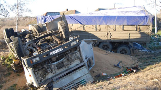 «КамАЗ» перевернулся на опасном повороте