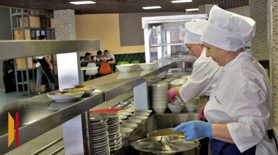 В Воронежской области персонал школьных столовых будут обследовать на кишечные инфекции каждую четверть