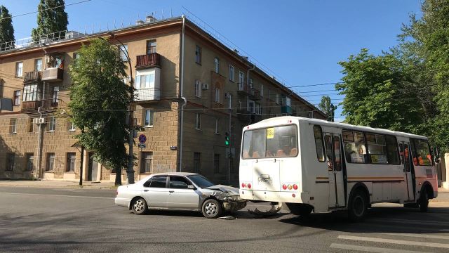 Иномарка столкнулась с маршрутным ПАЗом в центре Воронежа