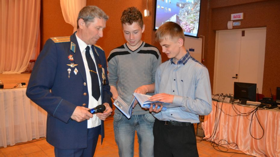 Богучарец презентовал книгу очерков о военных летчиках