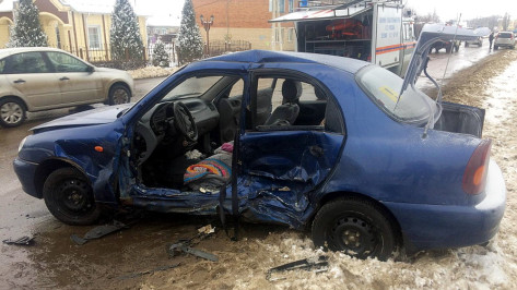 Один погиб и двое пострадали при столкновении минивэна и легковушки в Воронежской области