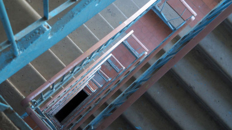 Воронежец ответит в суде за смерть сожительницы после падения с лестницы