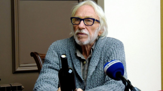 Актеру Пьеру Ришару в Воронеже подарили бутылку домашнего вина