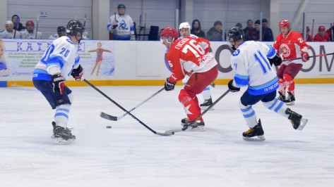 Энергетики сыграли в хоккей с легендами сборной СССР в Нововоронеже