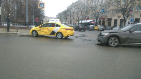 Пассажирка такси пострадала в аварии в центре Воронежа