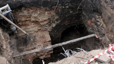 Электромонтеры раскопали в центре Воронежа подвал старинного дома 