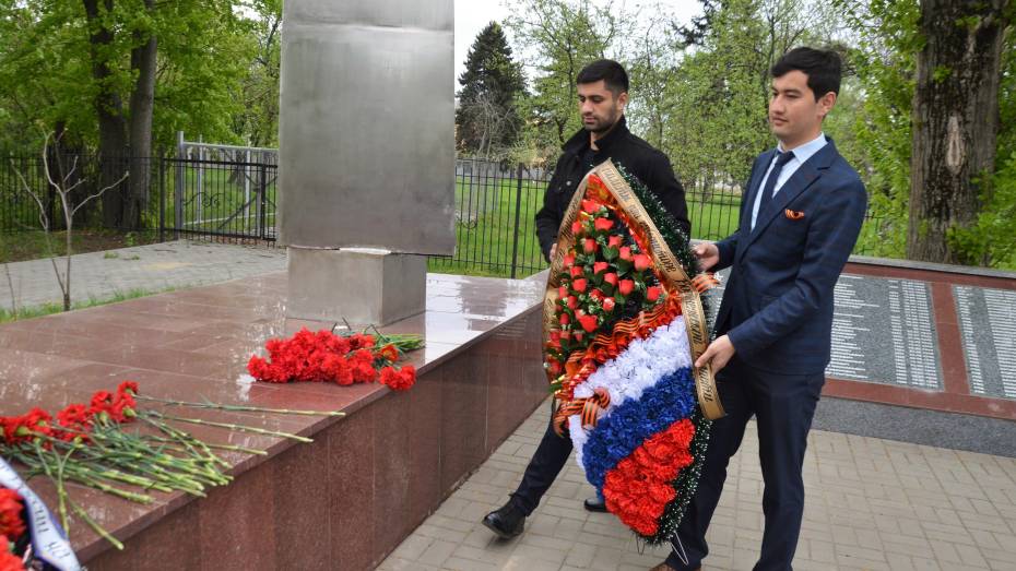 Члены Нацпалаты при губернаторе возложили цветы к братским могилам Воронежа