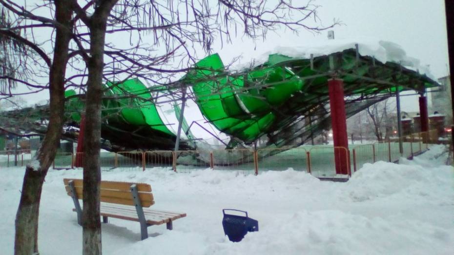 Крыша аттракциона рухнула в парке в Воронежской области