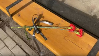 Горожане принесли цветы на место взрыва автобуса в Воронеже