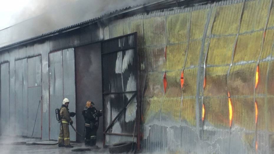 Спасатели потушили пожар на складе шин в Советском районе Воронежа