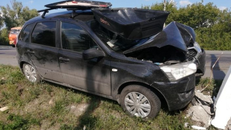 Datsun mi-DO врезался в столб в воронежском райцентре: 2 детей пострадали