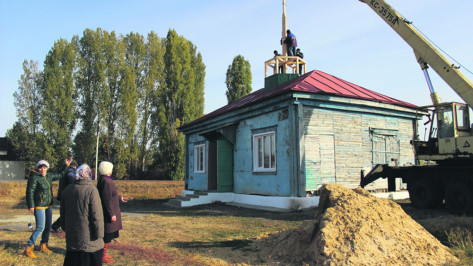 На таловском сельском храме установили основу под колокольню