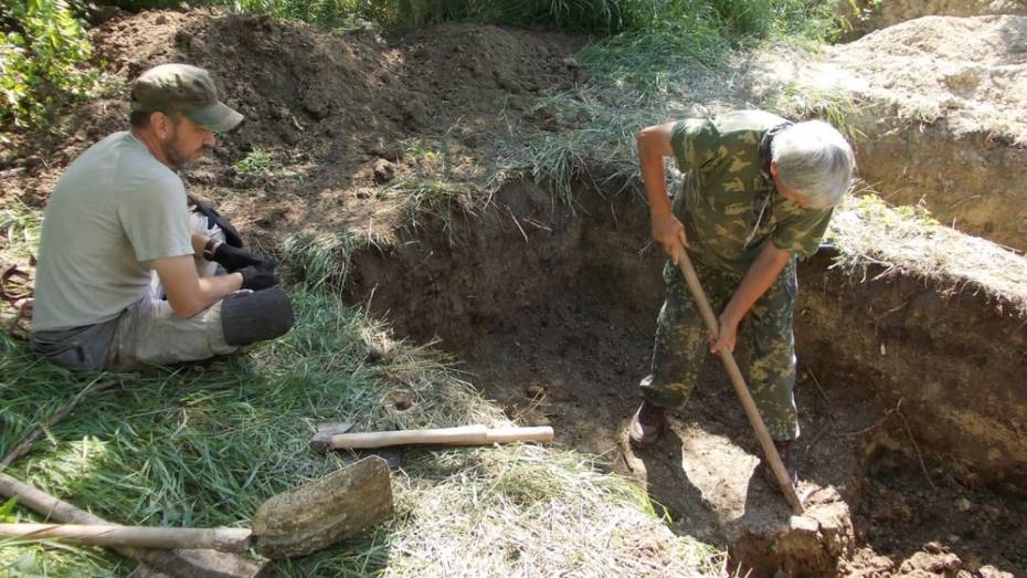 Верхнемамонские поисковики нашли на Осетровском плацдарме останки 2 красноармейцев