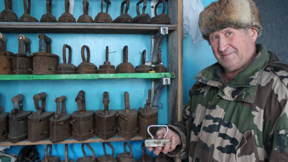 Житель терновского села Братки собрал коллекцию из 40 старинных утюгов