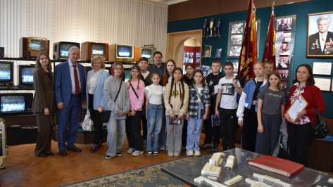 Для воронежских школьников организовали профориентационную экскурсию на завод