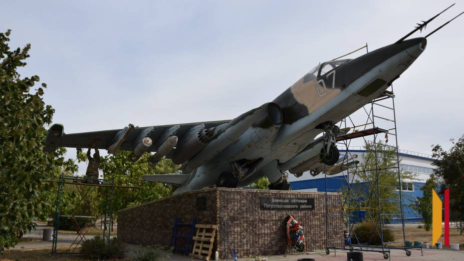 В Петропавловке отремонтировали памятный знак «Самолет Су-25»
