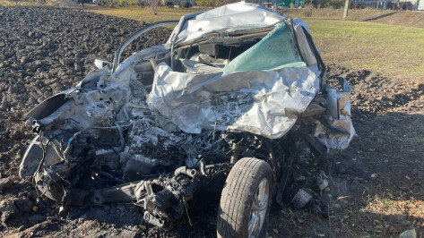 В Воронежской области 34-летний водитель Hyundai погиб в жестком ДТП с КамАЗом