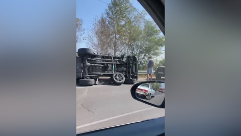 Автомобиль Mercedes Gelandewagen перевернулся в воронежском микрорайоне Подклетное