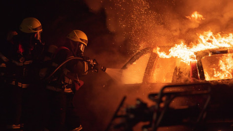 Камера наблюдения сняла ночной поджог автомобиля в Воронеже