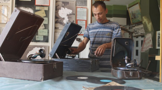 Библиотекарь из Петропавловского района ремонтирует старинные патефоны 
