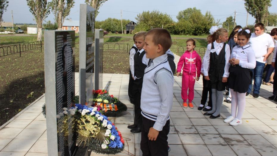 В терновском селе открыли новый памятник погибшим в ВОВ землякам