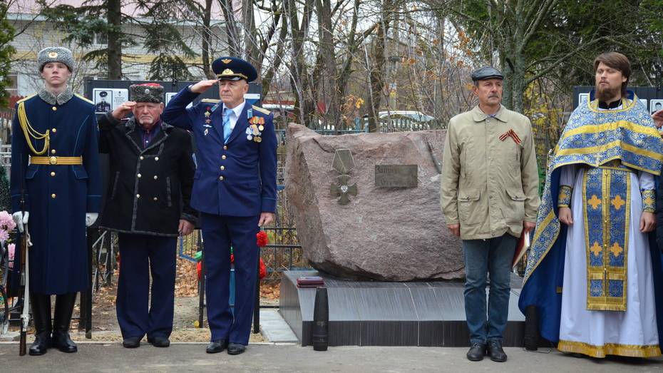 В верхнехавском селе Углянец установили памятный камень защитникам Отечества