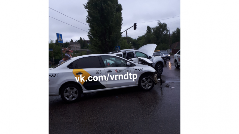 В Воронеже такси столкнулось с внедорожником: 2 ребенка пострадали 