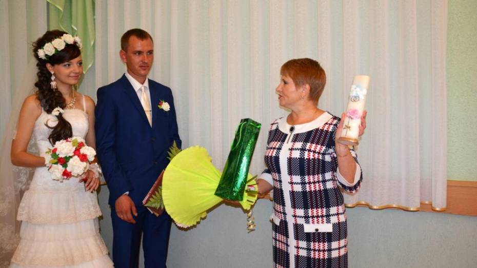 В Поворинском районе зарегистрировали сотую в 2015 году супружескую пару