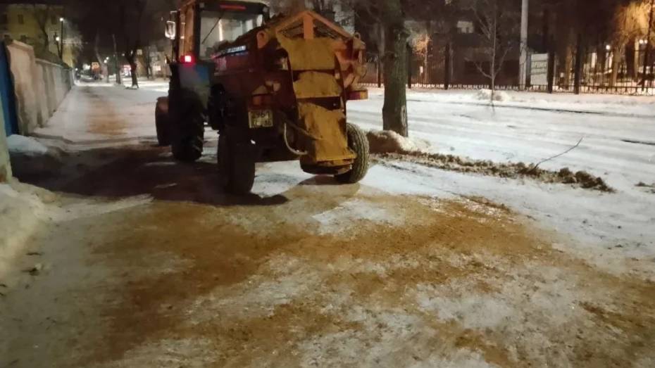В Воронеже в ночь на 17 февраля на обработку тротуаров и дорог ушло 2,5 тыс тонн пескосмеси
