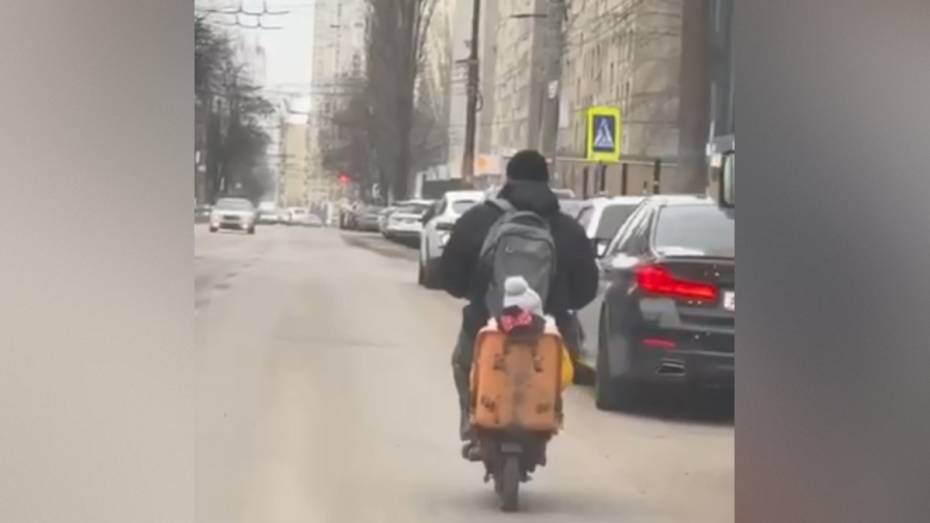 В Воронеже мужчина перевозил малыша на самодельном кресле электросамоката: видео