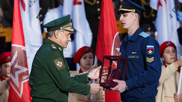 Министр обороны наградил воронежского курсанта за спасение детей из горящего дома