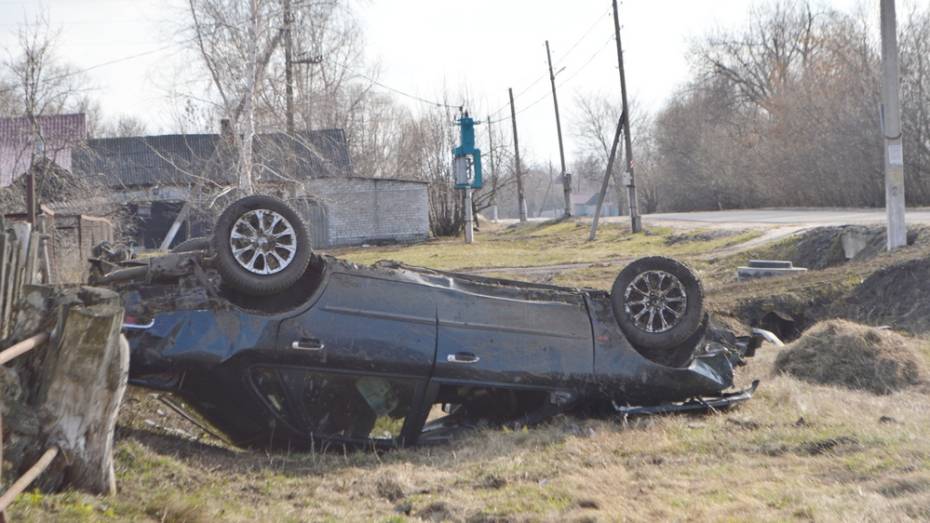 В Воронежской области перевернулся Ford Scorpio: пострадали водитель и пассажир