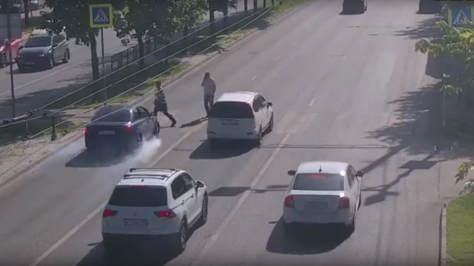 На видео попал момент ДТП со сбитым пешеходом в Воронеже