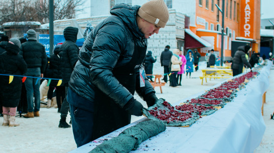 Кулинарный рекорд. В Воронеже приготовили меренговый рулет длиной 103 метра