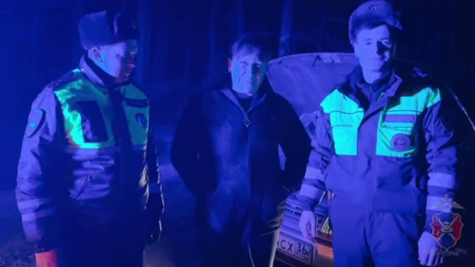 В Воронежской области 8 марта полицейские помогли женщине починить сломавшуюся машину