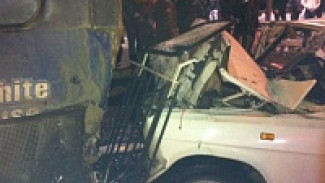 В Воронеже в автобус-длинномер № 9 врезалась «Волга»